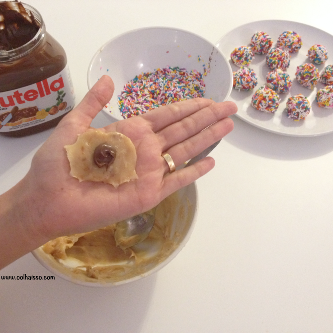 brigadeiro-branco-com-recheio-nutella-enrolando