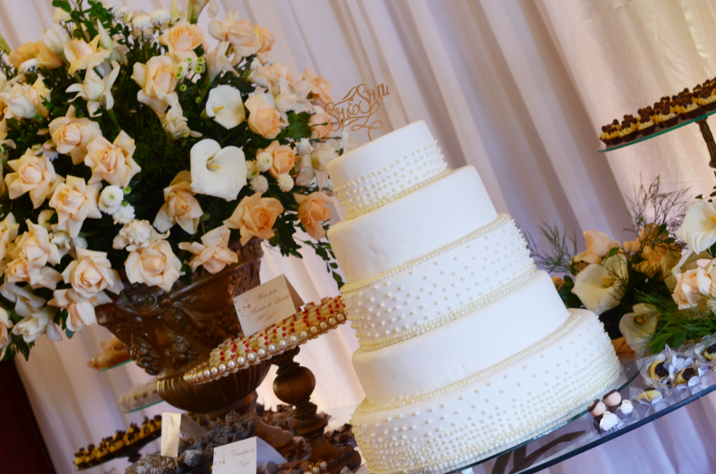 mesa de doces de casamento com bolo - blogoolhaisso
