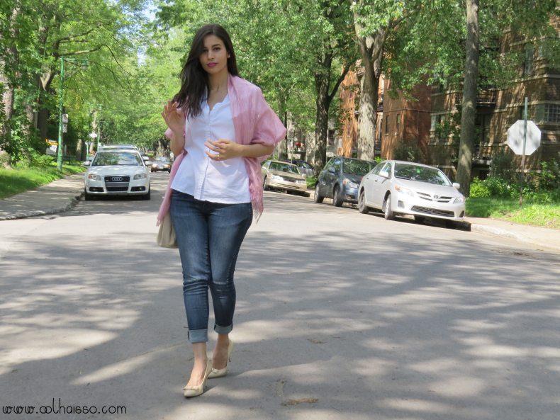 look camisa branca jeans scarpin nude e lenço