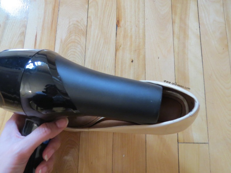 como alargar sapato em casa usando secador - blogoolhaisso