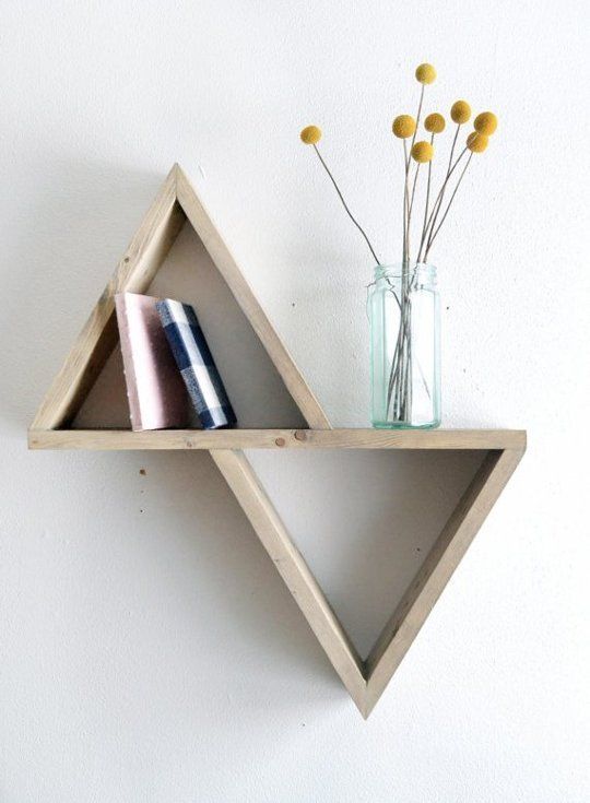 prateleira triangular na decoração de casa