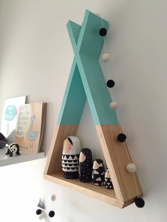 prateleira triangular na decoração quarto infantil