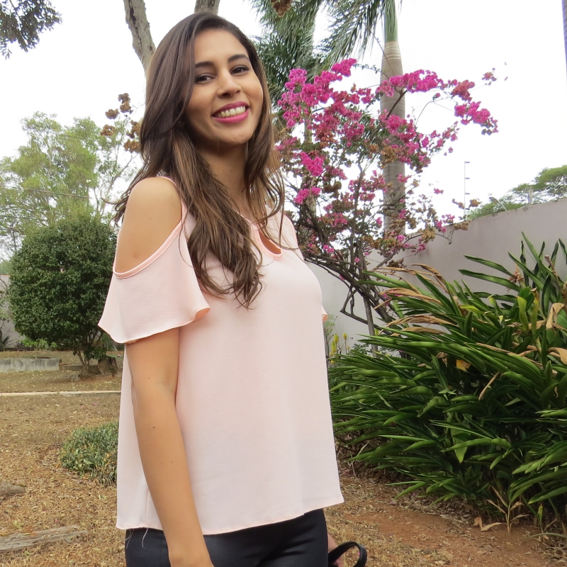 look trabalho camisa rose com recortes nos ombros