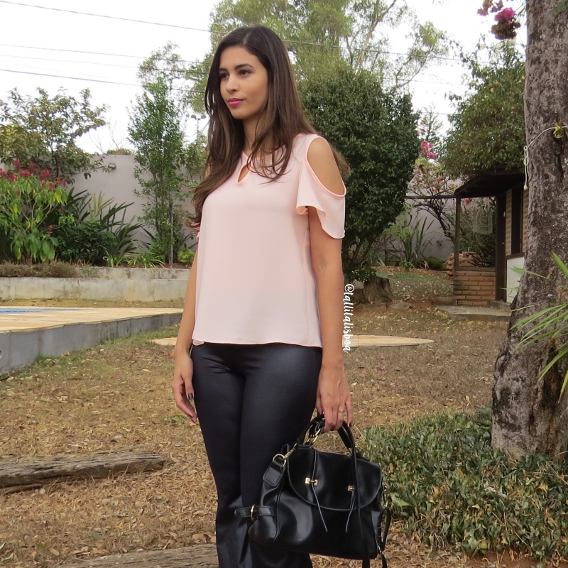 look trabalho camisa rose com recortes nos ombros e calça resinada