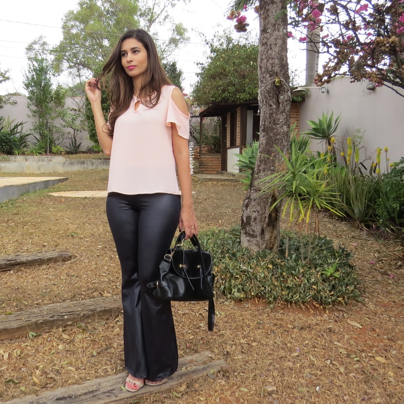 look trabalho camisa rose e calça resinada