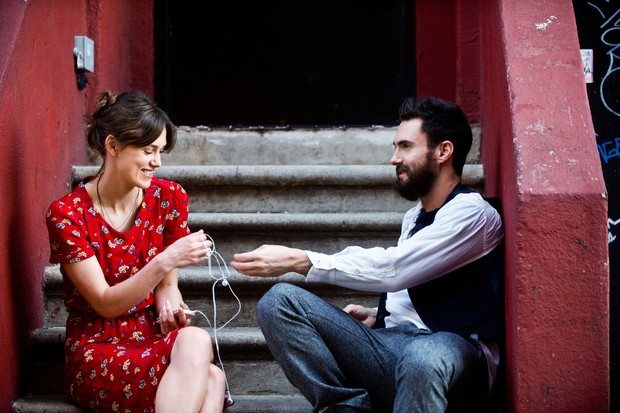 keira e adam levine em begin again