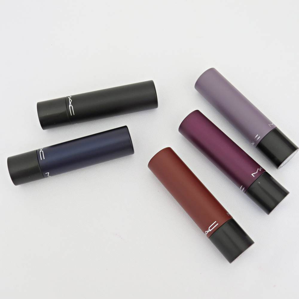 batom mac liptensity azul e preto