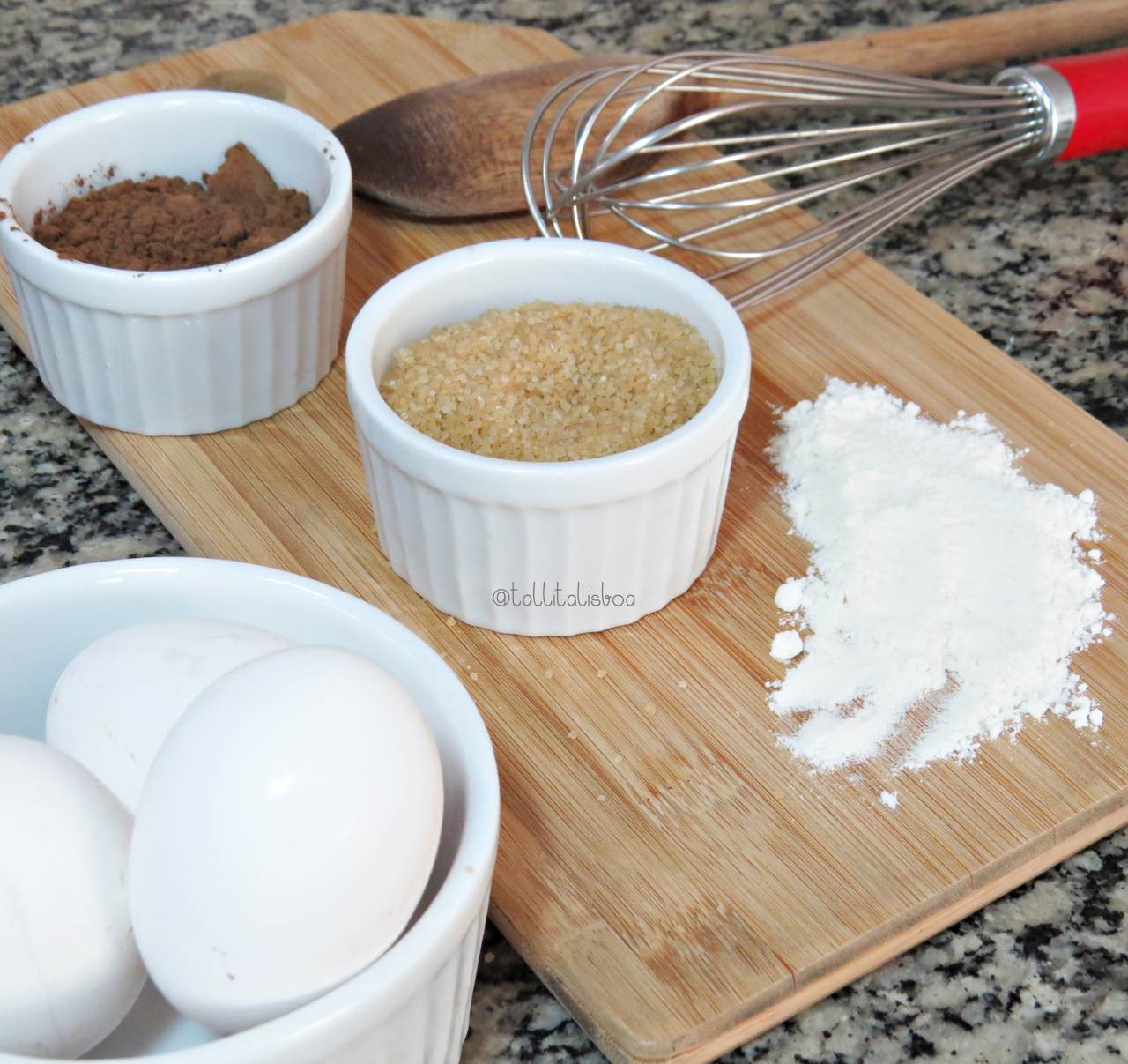 bolo de chocolate com cobertura iogurte para 2 pessoas