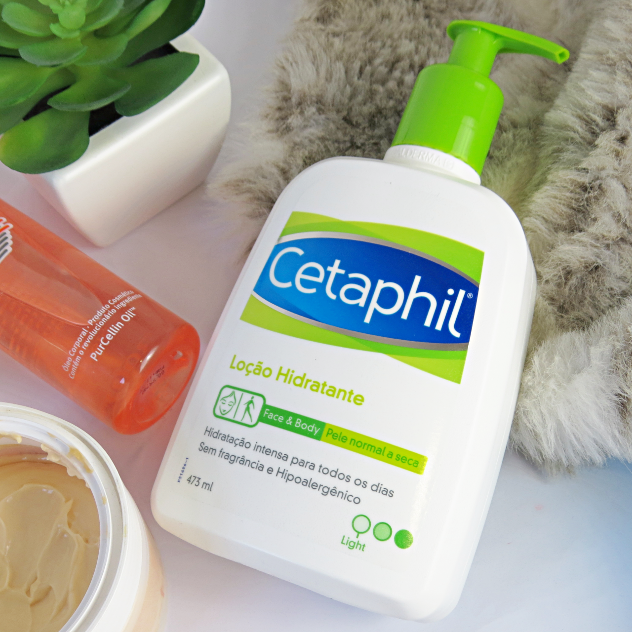 como cuidar da pele do corpo no inverno - hidratante cetaphil