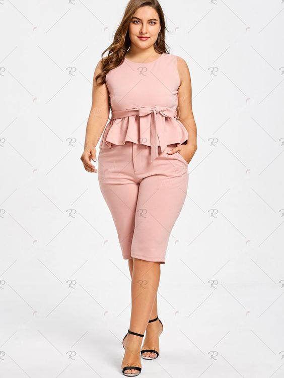 como usar blusa peplum look todo em rose plus size