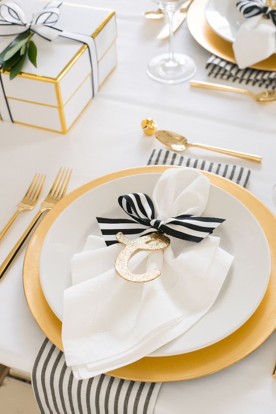 decoracao de mesa - mesa posta com guardanapo branco e laco listrado