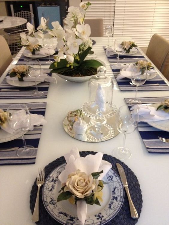 decoracao de mesa - mesa posta com guardanapo branco e porta guardanapo de flor