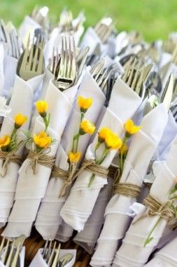 decoracao de mesa - mesa posta com guardanapo branco e talheres enrolado