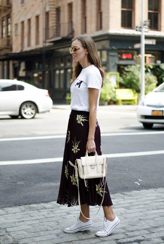 looks com tenis- saia midi e all star branco