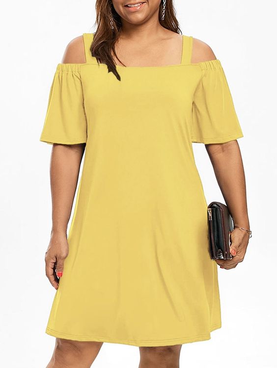 vestido plus size amarelo com detalhe nos ombros