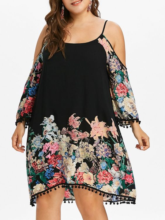 vestido plus size preto com detalhe nos ombros