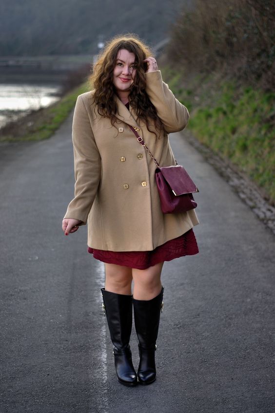 como usar bota cano alto look plus size