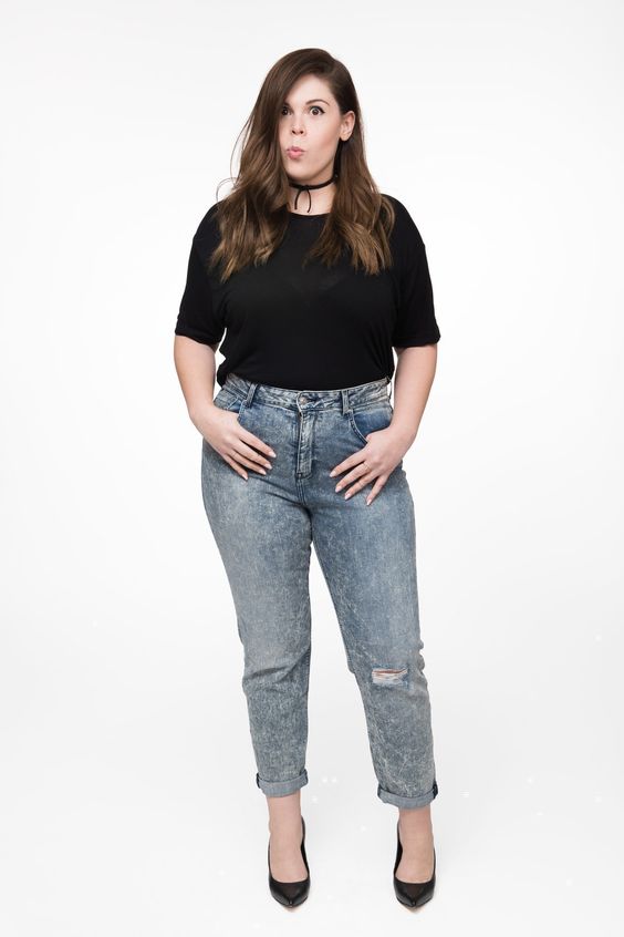 como usar mom jeans look trabalho plus size com camisa preta