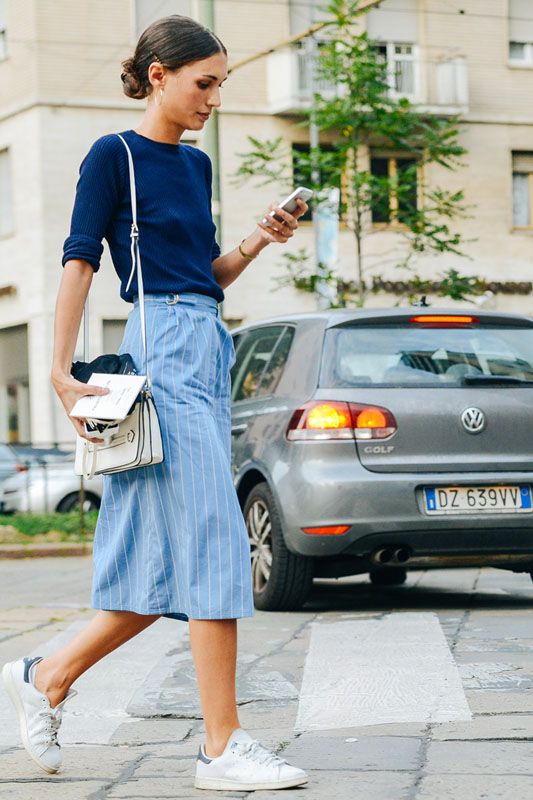 look blusa azul marinho e saia midi