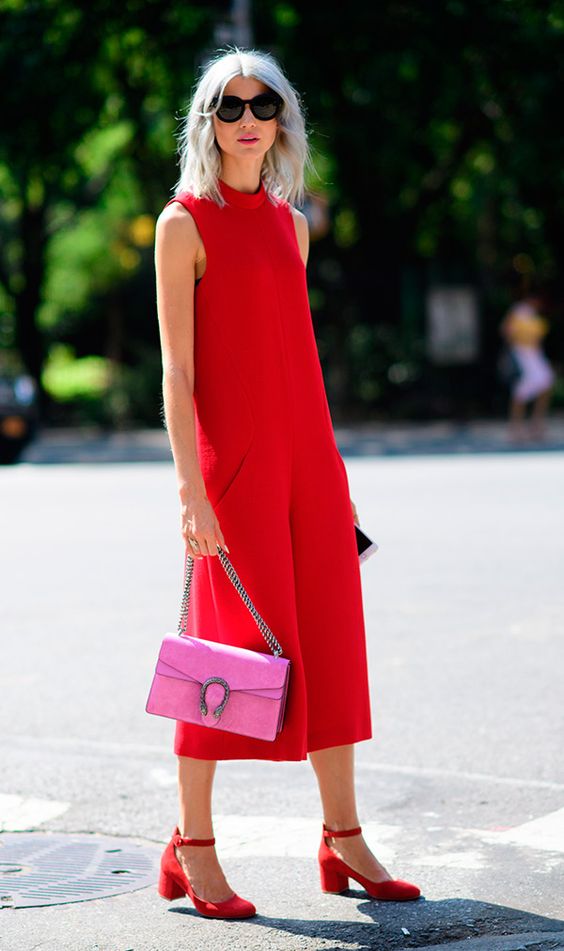 tendencia verao 2019 vestido vermelho e bolsa rosa