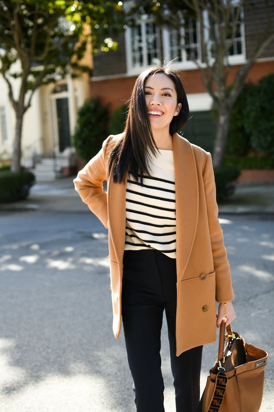 look trabalho no inverno com camiseta listrada