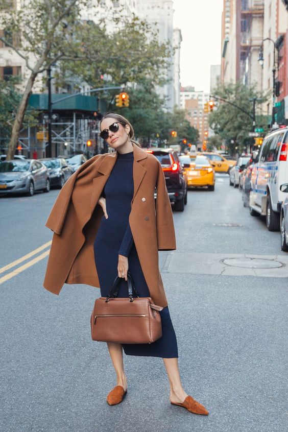 look outono casaco camel e vestido azul marinho