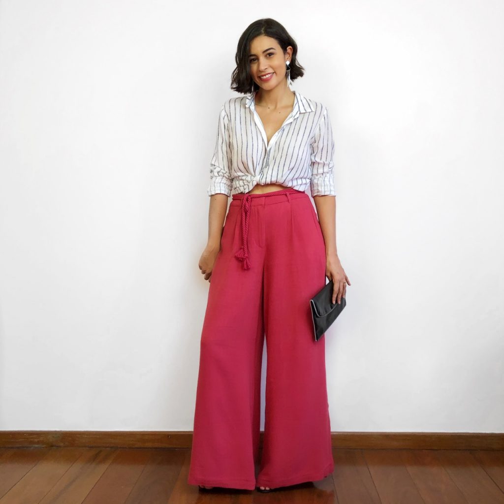 look balada usando pantalona vermelha