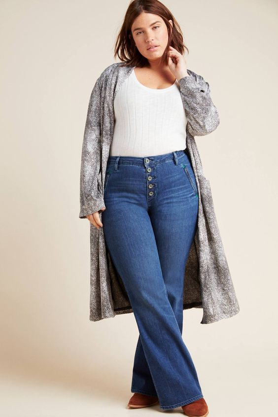 calça flare jeans e cardigan longo