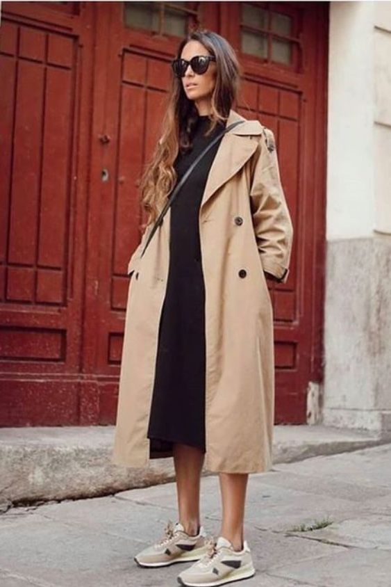 como usar trench coat com tenis