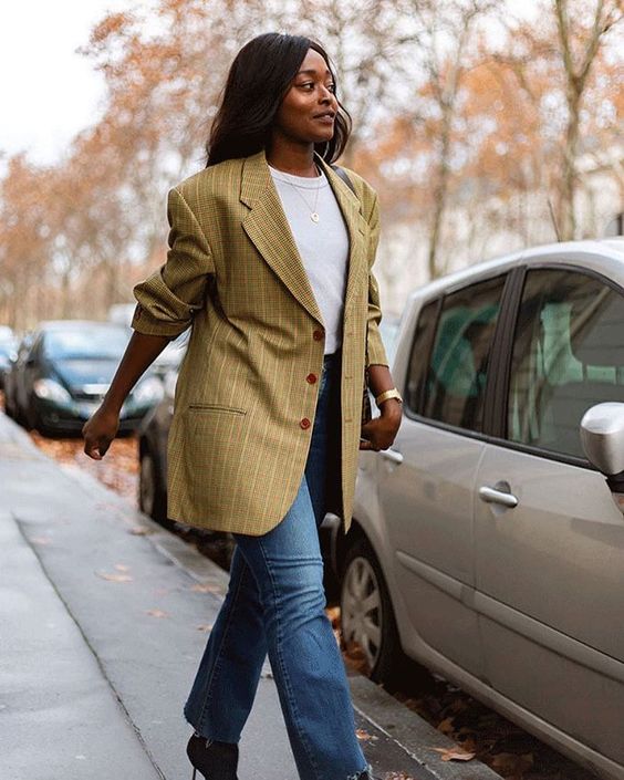 look t-shirt branca e blazer xadrez