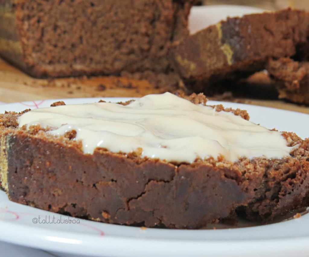 bolo-de-chocolate-com-cobertura-de-iogurte