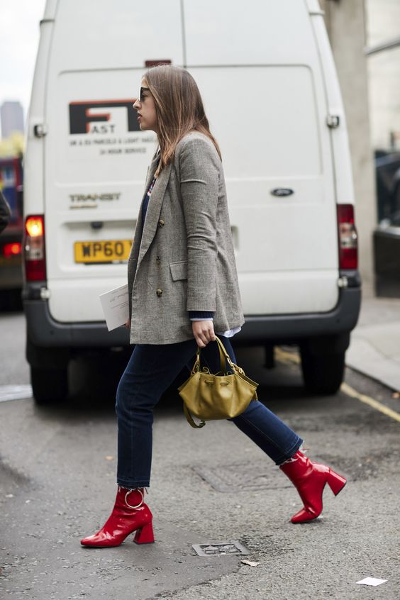 bota vermelha com calça jeans