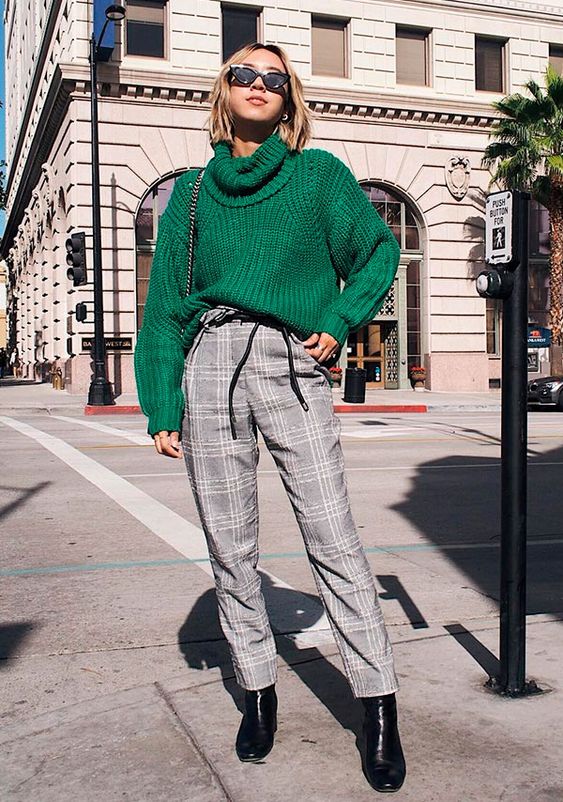 look estiloso de inverno com calça xadrez e sueter verde