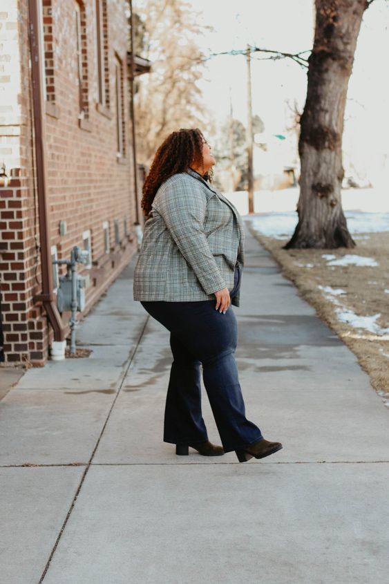 look estiloso plus size para trabalhar jeans e blazer xadrez