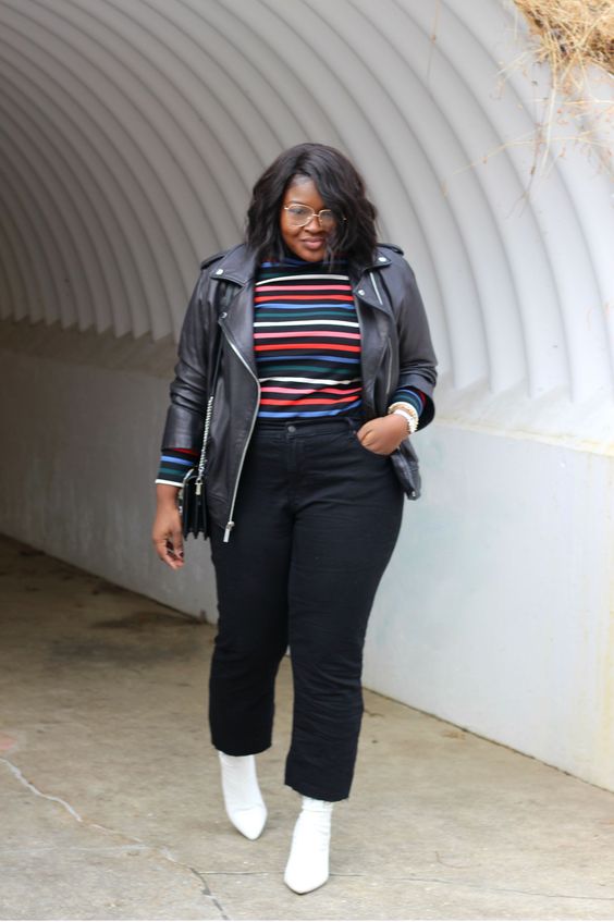 Look plus size usando bota branca e calça preta