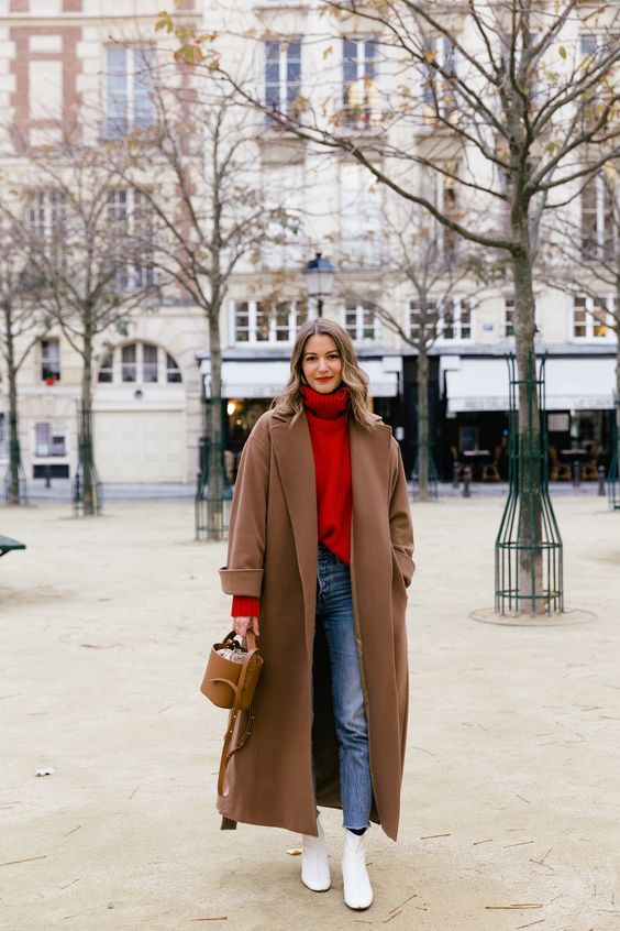 look estiloso no inverno com casaco camel e bota branca