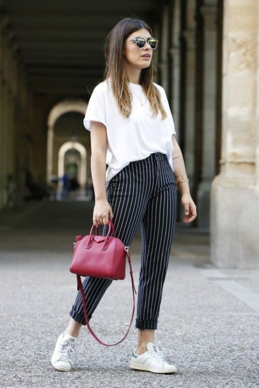 looks com tenis- calça listrada e tenis adidas