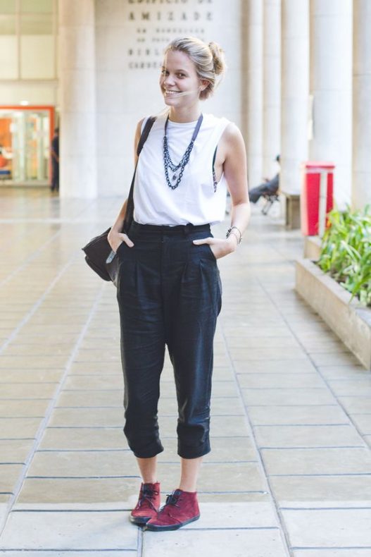 calça de linho azul marinho folgadinha e tenis look final de semana