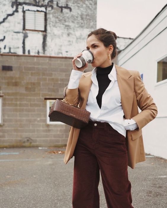 look de trabalho no inverno gola alta camisa branca e blazer