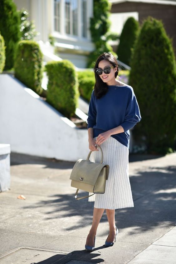 Look de outono usando azul clássico e saia midi.