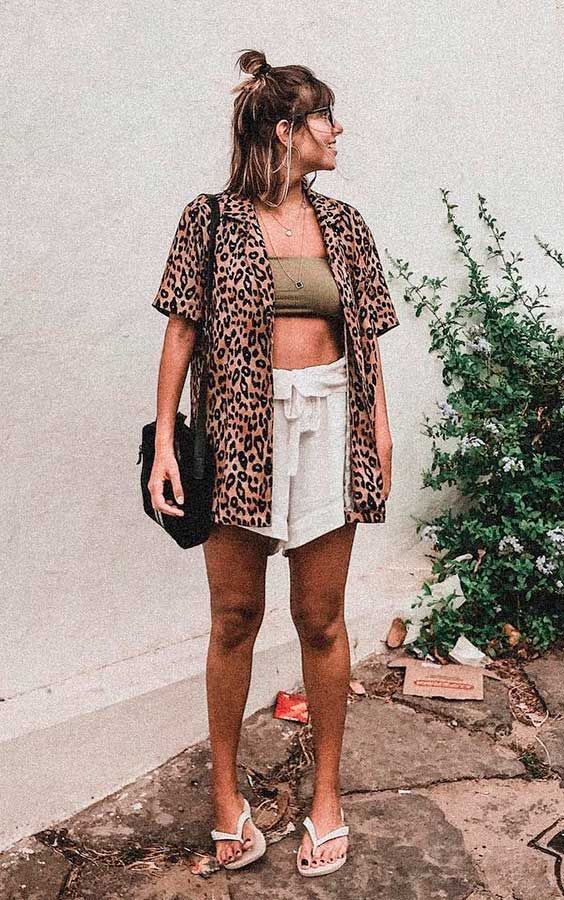 Looks para verão usando shorts e kimono de oncinha.