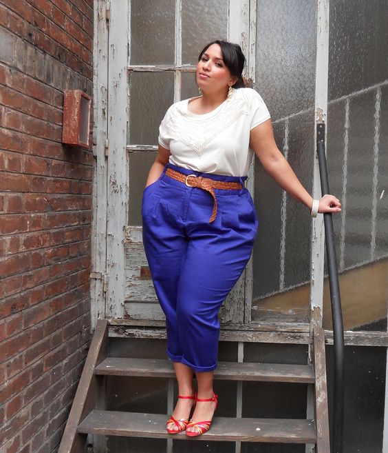 Look de verão usando calça azul clássico e t-shirt branca. Look plus size de verão.