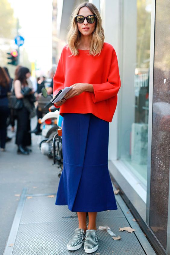 Look de outono com saia midi e tricot laranja
