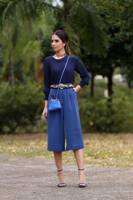 Look monocromático de azul.