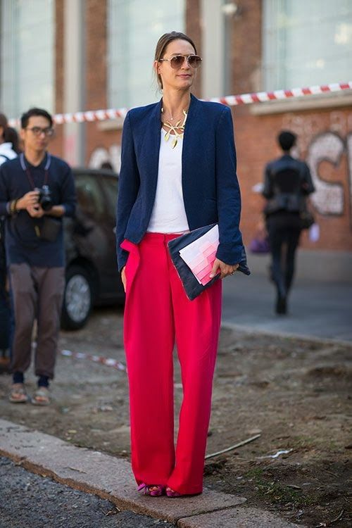 Look pantalona vermelha e blazer azul marinho.