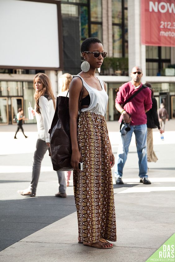 Looks para verão com saia longa estampada.