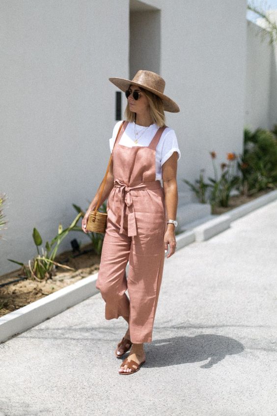 Look de verão usando jardineira e chapéu.