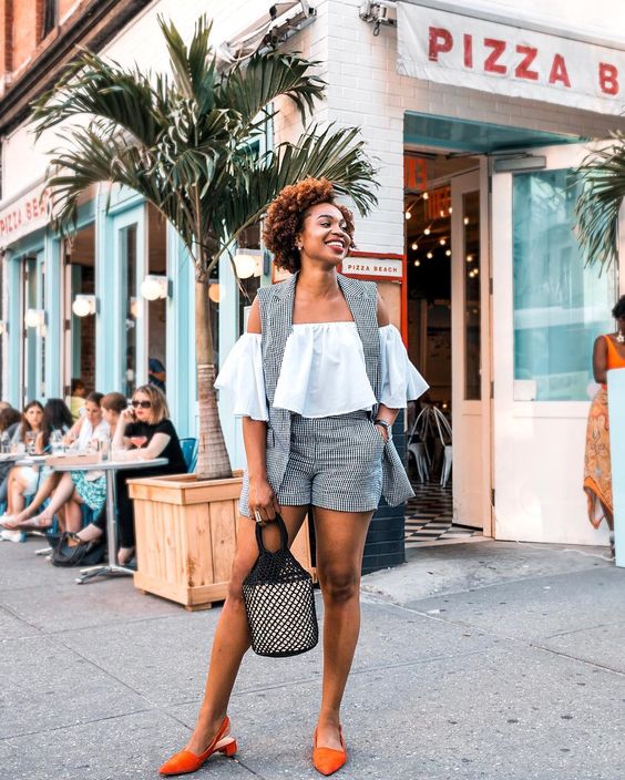 look de verao com short alfaiataria e colete - Ijeoma Kola