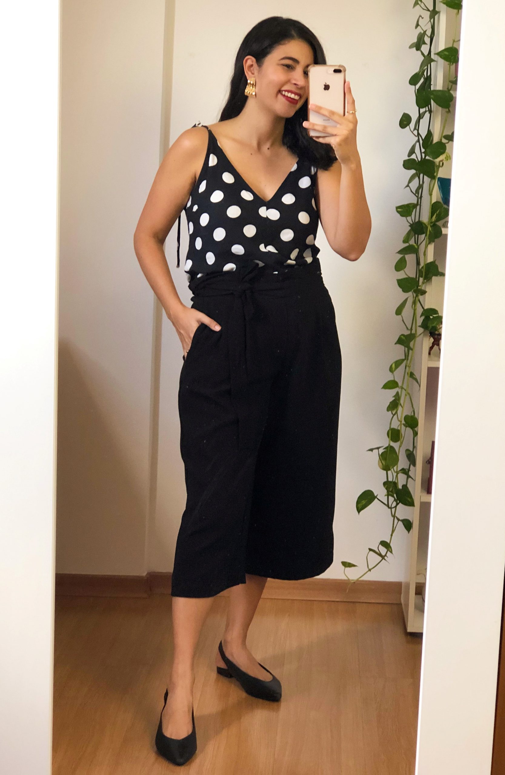 look-de-trabalho-com-pantacourt-preta-e-blusa-de-poa