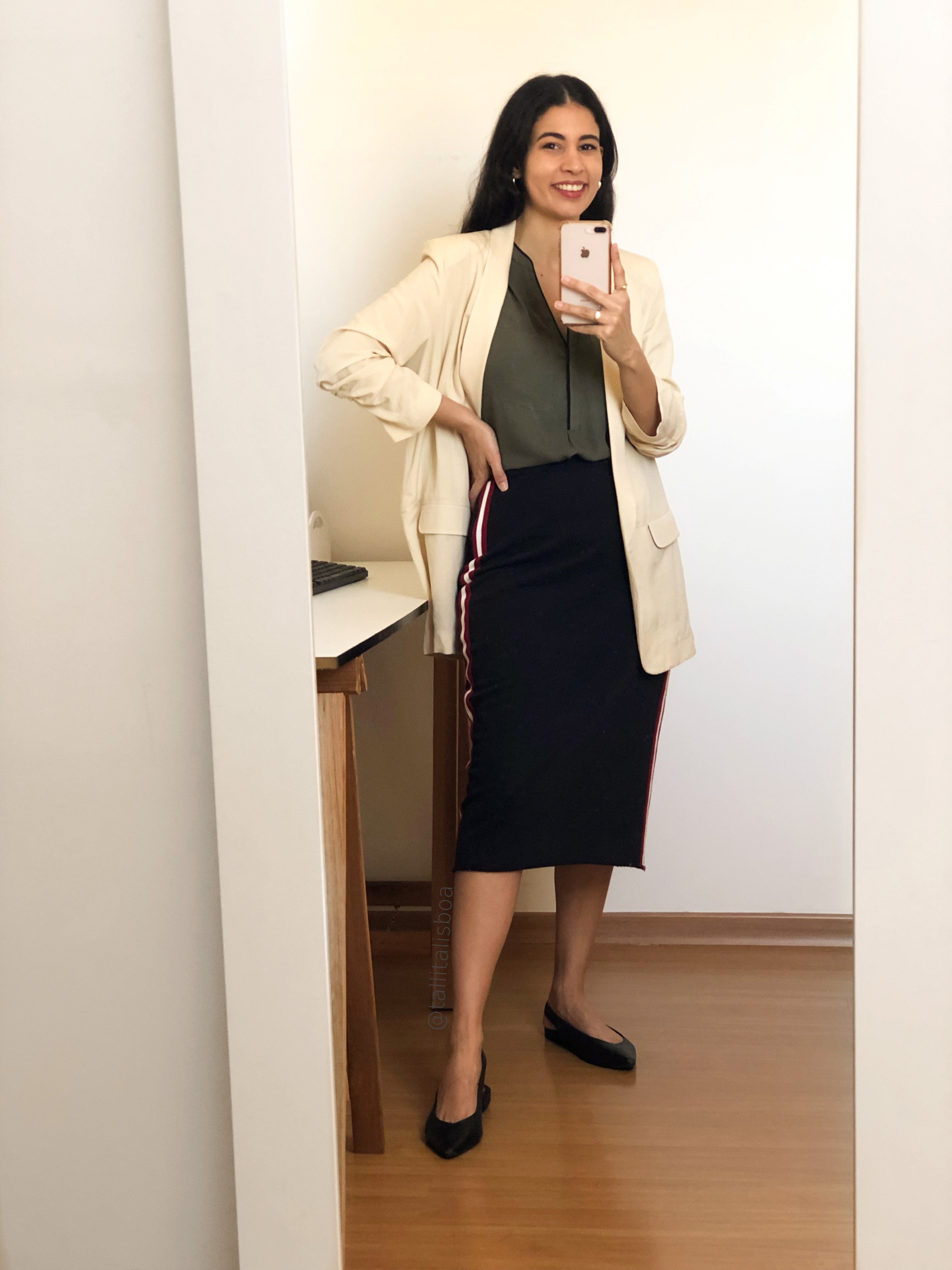 look-trabalho-saia-midi-e-blazer-de-linho